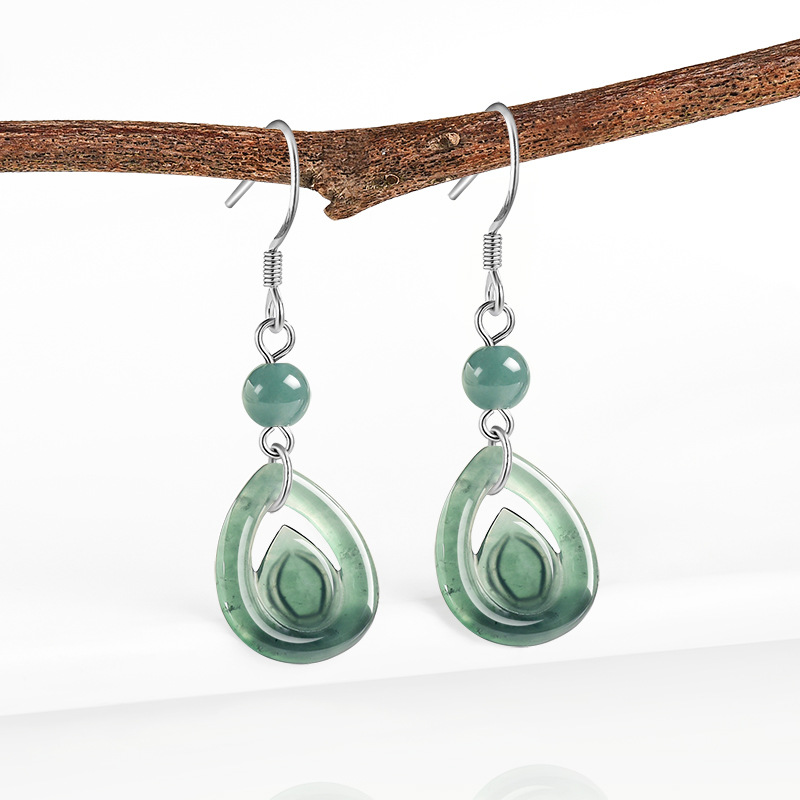 Earrings - ブルーのミャンマー産翡翠製、水滴型のイヤリング。天然のビルマ産翡翠を使用し、女性への贈り物として最適。幸運をもたらす、高級感あふれる本物のジュエリー。