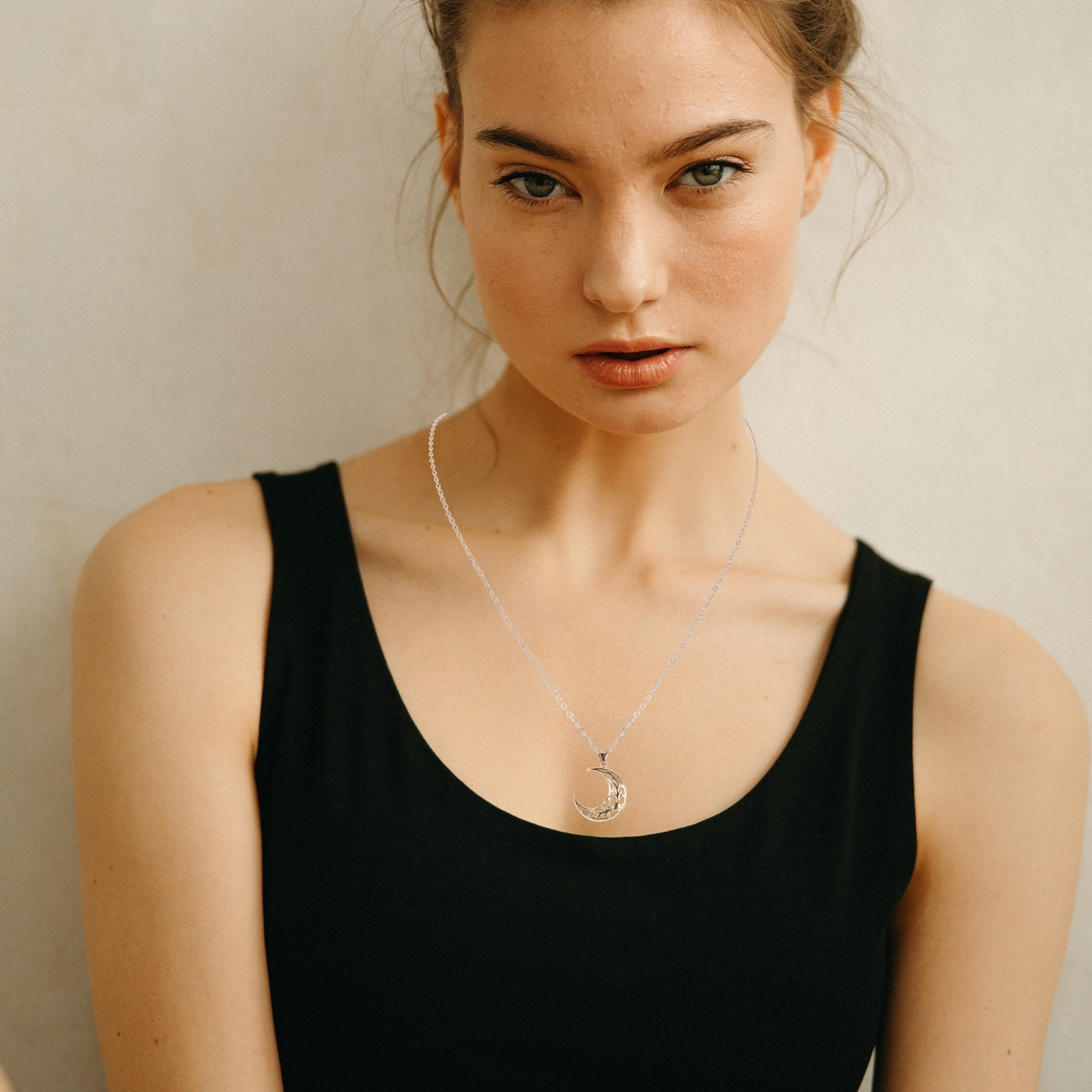 カップル向けの太陽と月のネックレス1組。磁石で連結できる合金 - Magnetic Couple Matching Necklaces のレビューと価格