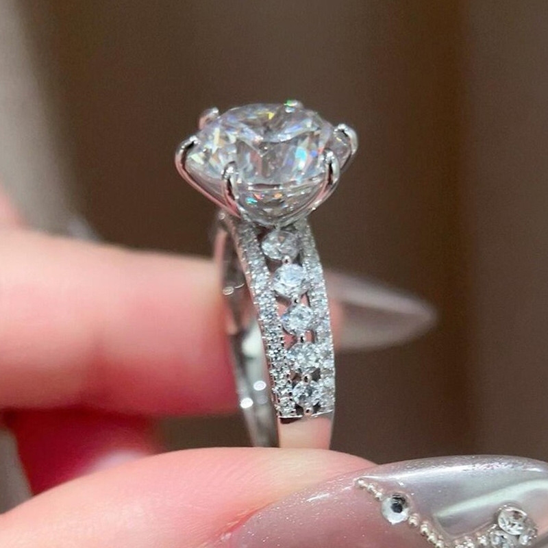 4カラットの輝きを放つ、クラシックな六本爪デザインのモアッサ - Moissanite Engagement Ring 1 Carat のレビューと価格