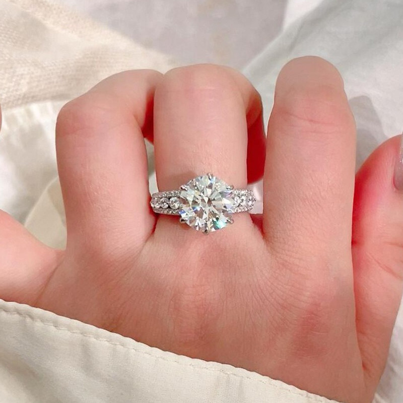 4カラットの輝きを放つ、クラシックな六本爪デザインのモアッサ - Moissanite Engagement Ring 1 Carat のレビューと価格