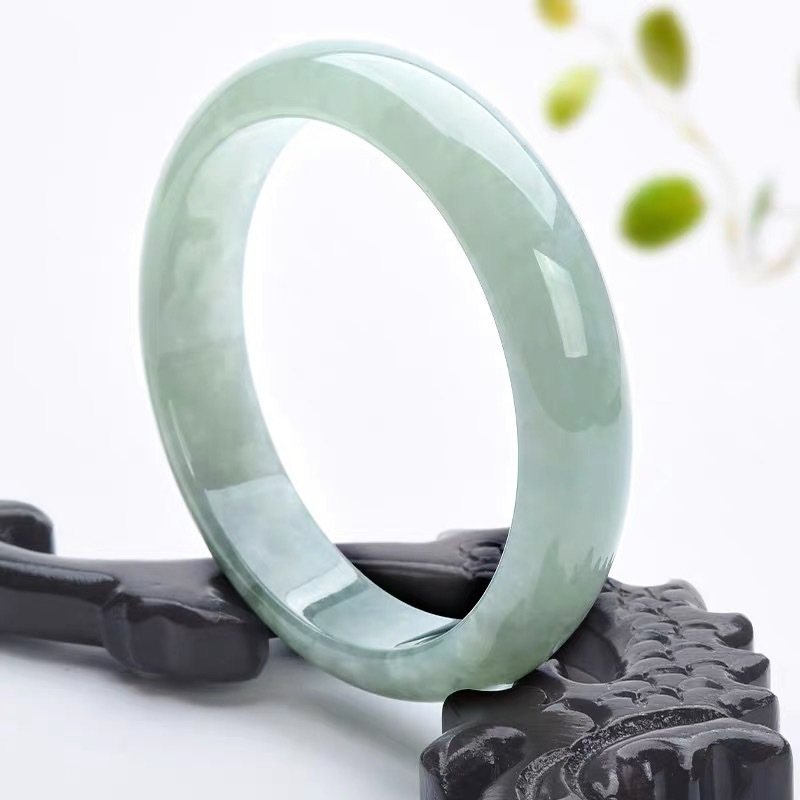 ミャンマー産古鉱山ブレスレット、緑のインクルージョンのあるラ - Bracelets のレビューと価格